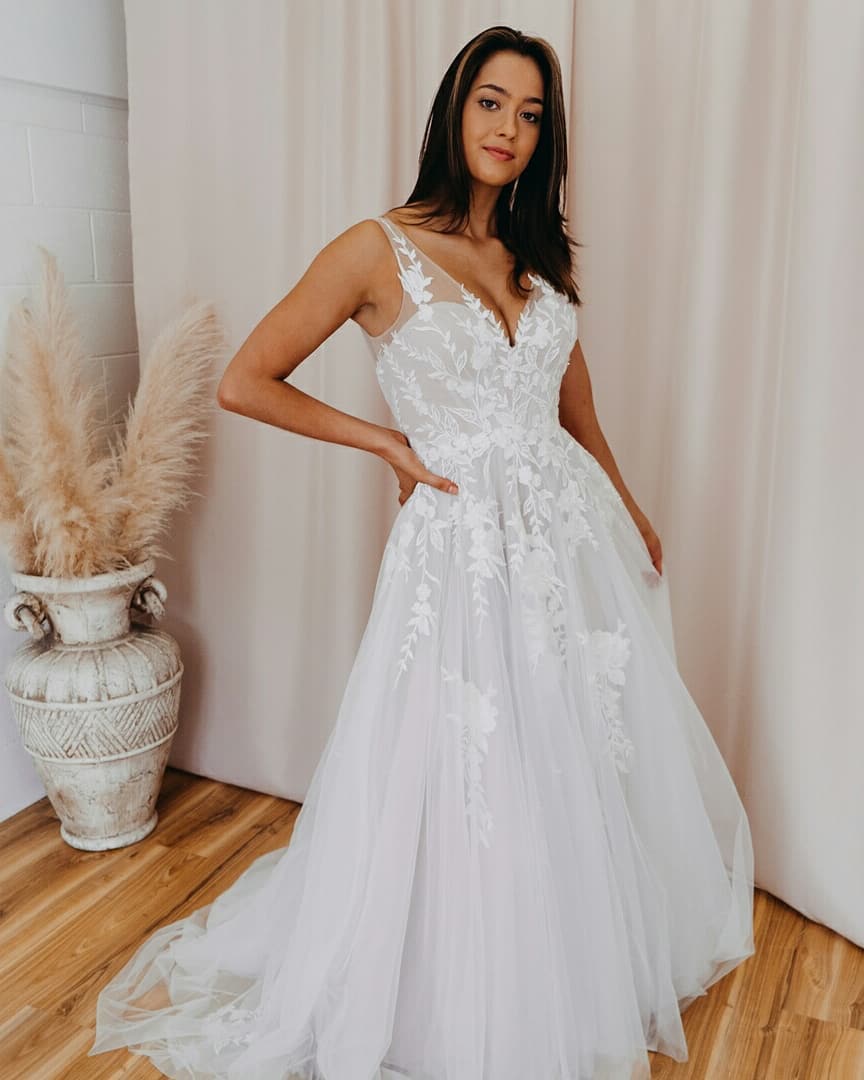 A-line V Neck Tulle Lace Appliques Romantic Wedding Dress Bridal Gown WD480