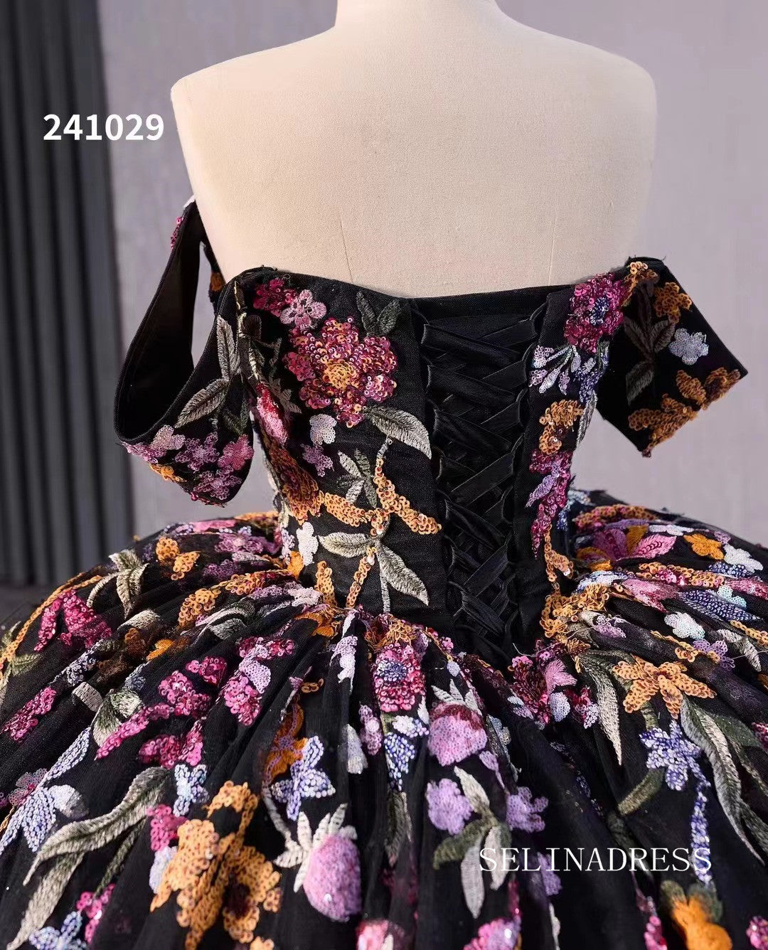 wedding dresses black and pink white christmas Gown,Princess V-Neck Bridal Gown,WD01071, US26W / White The skirt features an elegant and voluminous design Chloe Black and Red Wedding