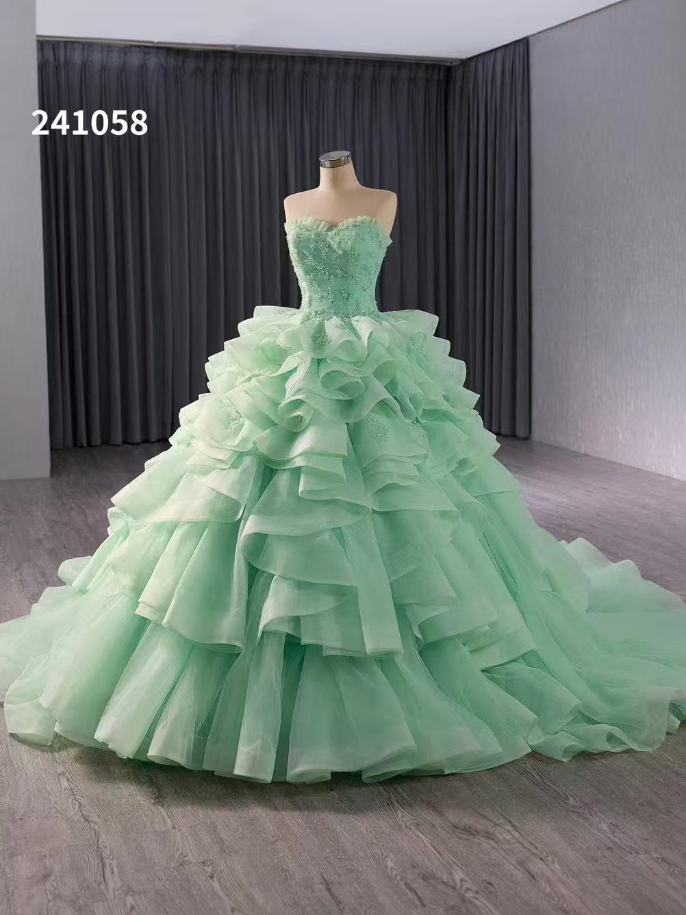 Green Sweetheart Multi-layered Tulle Ball Gown Evening Dress Haute Cou SELINADRESS Green Sweetheart Multi-layered Tulle Ball Gown Evening Dress Haute Cou SELINADRESS