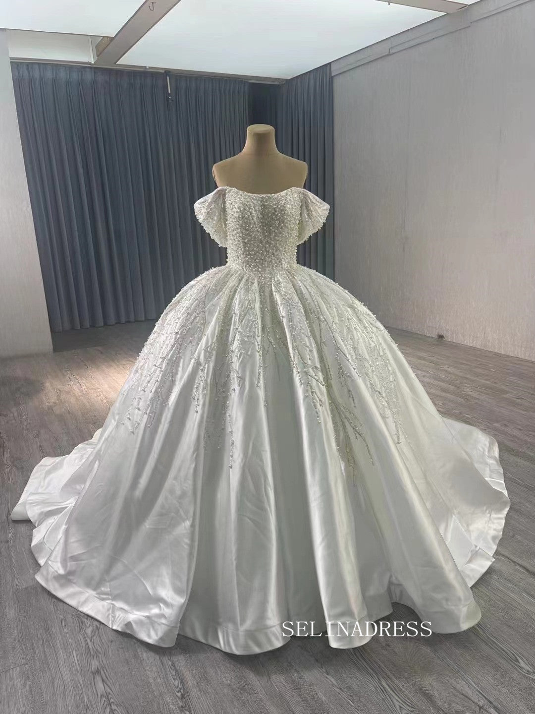 Luxury Haute Couture Wedding Dress Ball Gown Pearl Beaded Bridal Gowns 241030B Luxury Haute Couture Wedding Dress Ball Gown Pearl Beaded Bridal Gowns 241030B