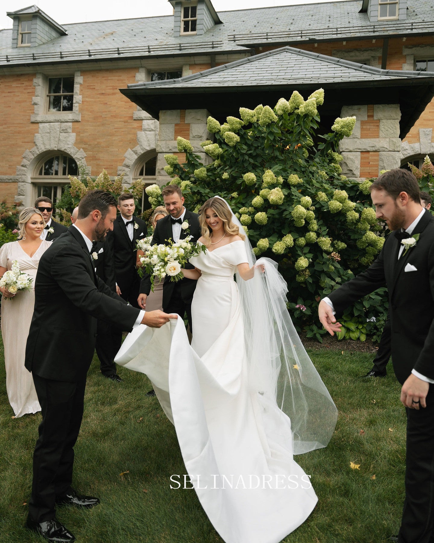 Off-the-shoulder Mermaid Wedding Dresses Satin Wedding Gowns GRK030|Selinadress