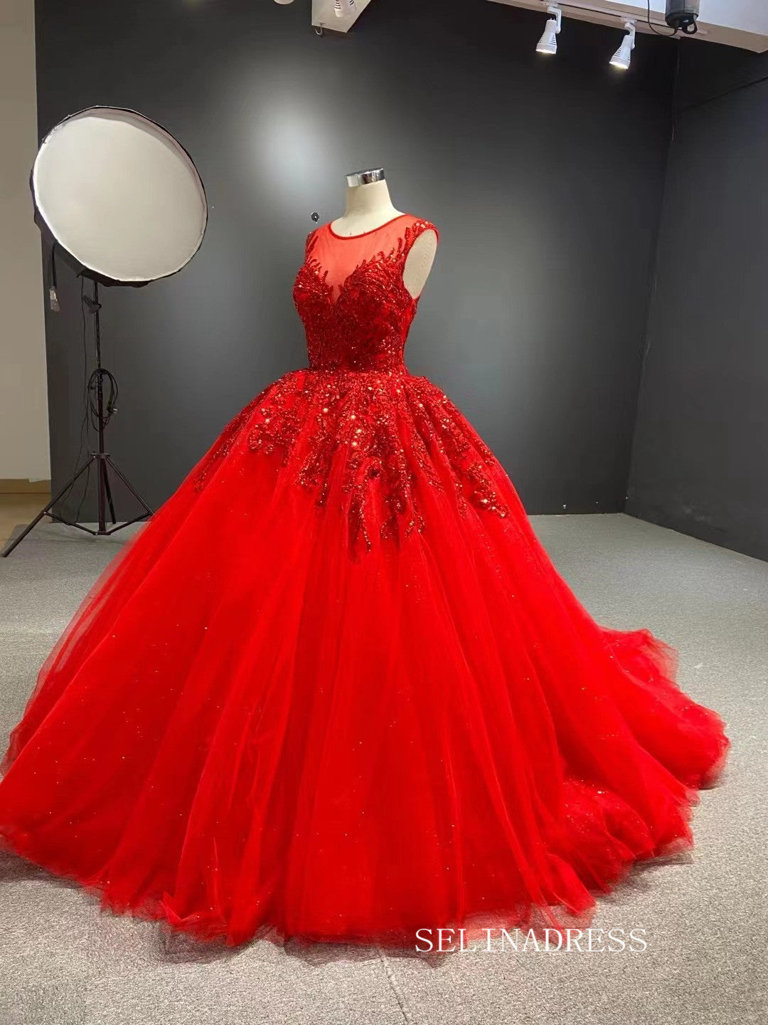 Ball Gown Scoop Neck Red Luxury Prom Dress Beaded Quincess Evening
